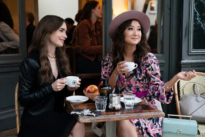 Apprenez à connaître Ashley Park, y compris son âge, sa relation et sa santé 7 Ashley Park joue Mindy Chen dans Emily à Paris