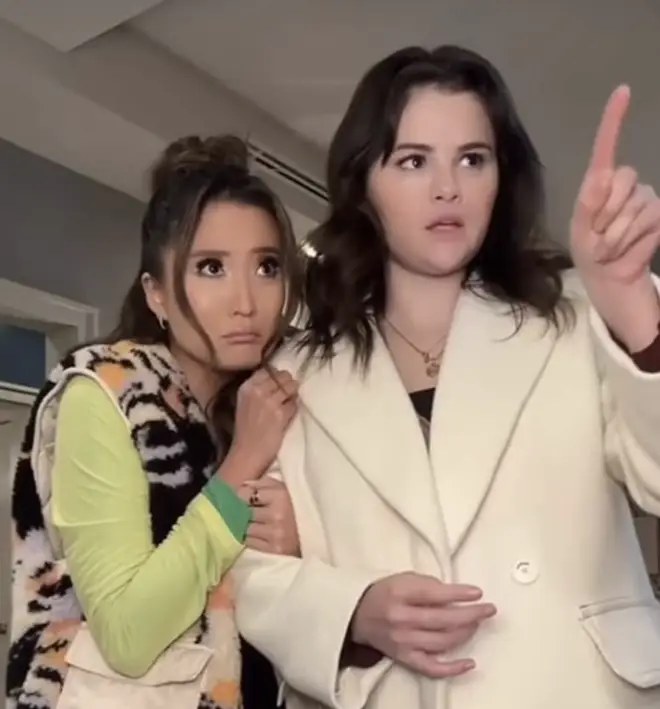 Apprenez à connaître Ashley Park, y compris son âge, sa relation et sa santé 6 Ashley Park a travaillé aux côtés de Selena Gomez dans Only Murders in the Building