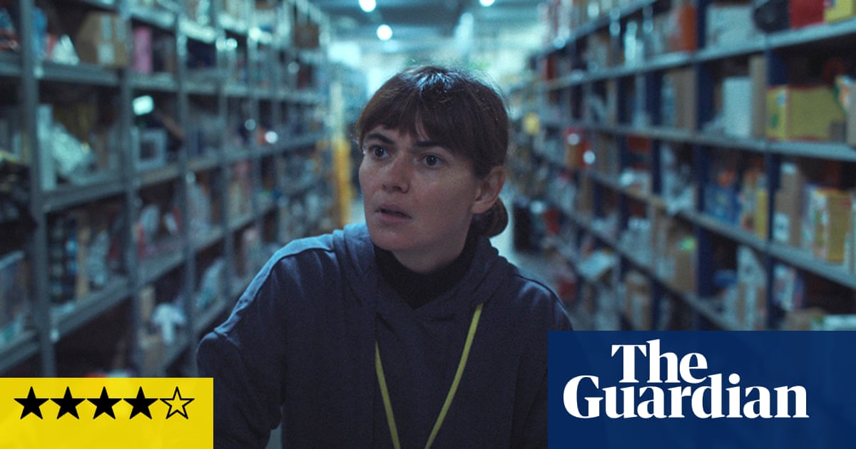 Critique du film "On Falling" : L'exploitation de la santé mentale d'un travailleur en entrepôt en ligne 2 Critique du film "On Falling" : L'exploitation de la santé mentale d'un travailleur en entrepôt en ligne - 1