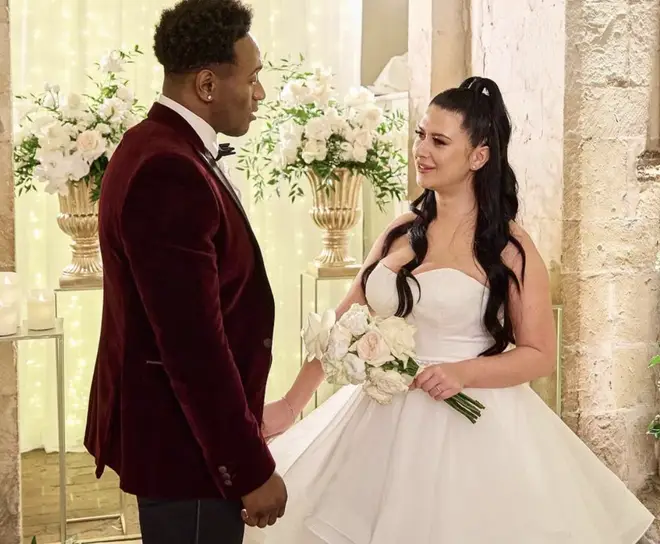 Alex de MAFS UK réagit à la « haine » au milieu d'allégations d'abus lors de la diffusion de son premier épisode 4 Alex et Holly se sont rencontrés sur Married at First Sight UK