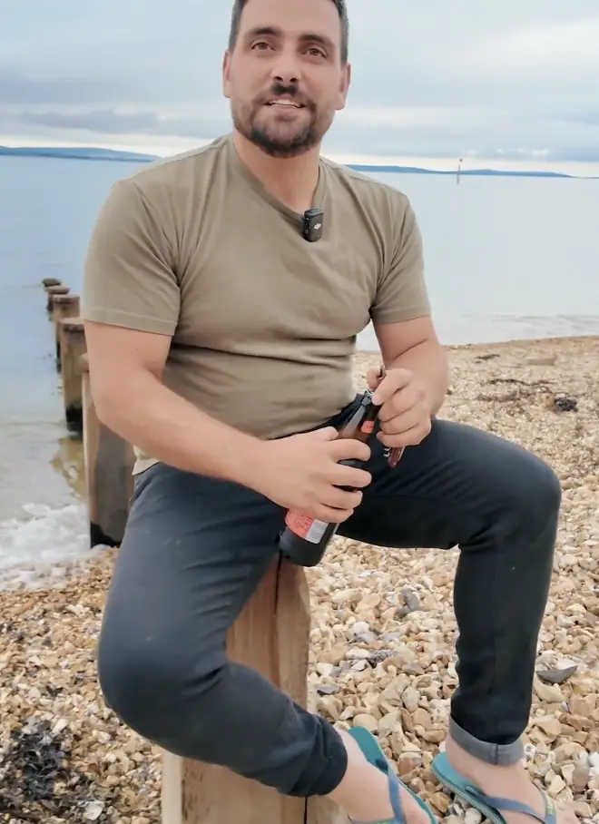 Qui est Caspar de MAFS UK ? Âge, travail, Instagram et sa sœur jumelle 5 Caspar a eu du mal à être attiré par sa femme à l'écran, Emma