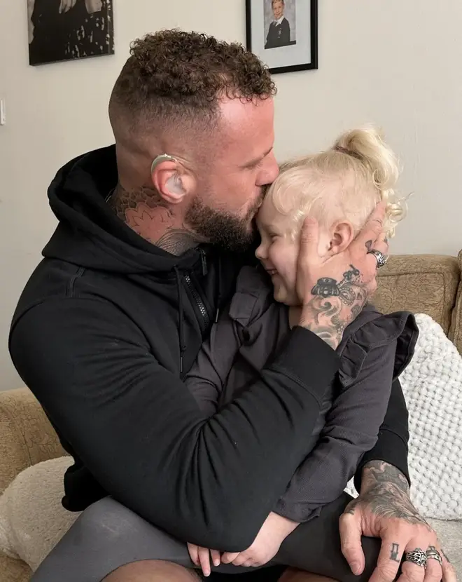 Qui est Ross de MAFS UK ? Âge, travail, fille et handicap auditif expliqués 5 Ross partage d'adorables photos avec sa fille Bleu