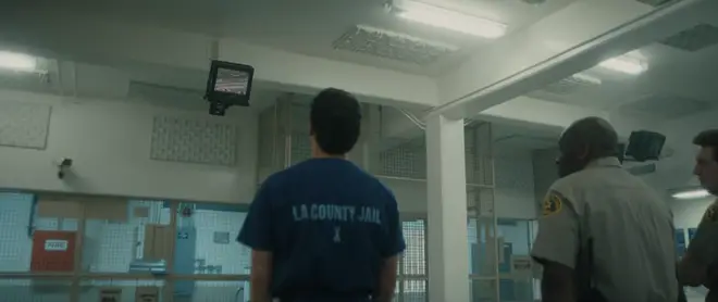 Monsters voit Erik Menendez regarder la poursuite policière d'OJ Simpson en prison