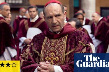 <br />
<br />
<h1>Conclave : Ralph Fiennes en tête d'un thriller palpitant sur l'élection papale | Festival du film de Toronto 2024</h1><br />
<br />
<p>Le nouveau film "Conclave" présenté au Festival du film de Toronto 2024 offre une plongée captivante dans l'univers d'une élection papale tendue, avec Ralph Fiennes dans le rôle principal. L'acteur britannique prend les rênes de ce thriller haletant qui promet des rebondissements inattendus et des performances de haut vol.</p><br />
<br />
<h2>Points clés :</h2><br />
<ul><br /> <li>Présentation du film "Conclave" au Festival du film de Toronto 2024</li><br /> <li>Ralph Fiennes dans le rôle principal d'un thriller sur l'élection papale</li><br /> <li>Une intrigue tendue et des rebondissements inattendus</li><br /> <li>Des performances de haut vol à ne pas manquer</li><br />
</ul><br />
<br /> - 2