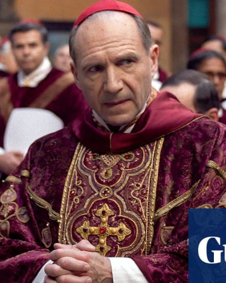 <br />
<br />
<h1>Conclave : Ralph Fiennes en tête d'un thriller palpitant sur l'élection papale | Festival du film de Toronto 2024</h1><br />
<br />
<p>Le nouveau film "Conclave" présenté au Festival du film de Toronto 2024 offre une plongée captivante dans l'univers d'une élection papale tendue, avec Ralph Fiennes dans le rôle principal. L'acteur britannique prend les rênes de ce thriller haletant qui promet des rebondissements inattendus et des performances de haut vol.</p><br />
<br />
<h2>Points clés :</h2><br />
<ul><br /> <li>Présentation du film "Conclave" au Festival du film de Toronto 2024</li><br /> <li>Ralph Fiennes dans le rôle principal d'un thriller sur l'élection papale</li><br /> <li>Une intrigue tendue et des rebondissements inattendus</li><br /> <li>Des performances de haut vol à ne pas manquer</li><br />
</ul><br />
<br /> 35 <br />
<br />
<h1>Conclave : Ralph Fiennes en tête d'un thriller palpitant sur l'élection papale | Festival du film de Toronto 2024</h1><br />
<br />
<p>Le nouveau film "Conclave" présenté au Festival du film de Toronto 2024 offre une plongée captivante dans l'univers d'une élection papale tendue, avec Ralph Fiennes dans le rôle principal. L'acteur britannique prend les rênes de ce thriller haletant qui promet des rebondissements inattendus et des performances de haut vol.</p><br />
<br />
<h2>Points clés :</h2><br />
<ul><br /> <li>Présentation du film "Conclave" au Festival du film de Toronto 2024</li><br /> <li>Ralph Fiennes dans le rôle principal d'un thriller sur l'élection papale</li><br /> <li>Une intrigue tendue et des rebondissements inattendus</li><br /> <li>Des performances de haut vol à ne pas manquer</li><br />
</ul><br />
<br /> - 34