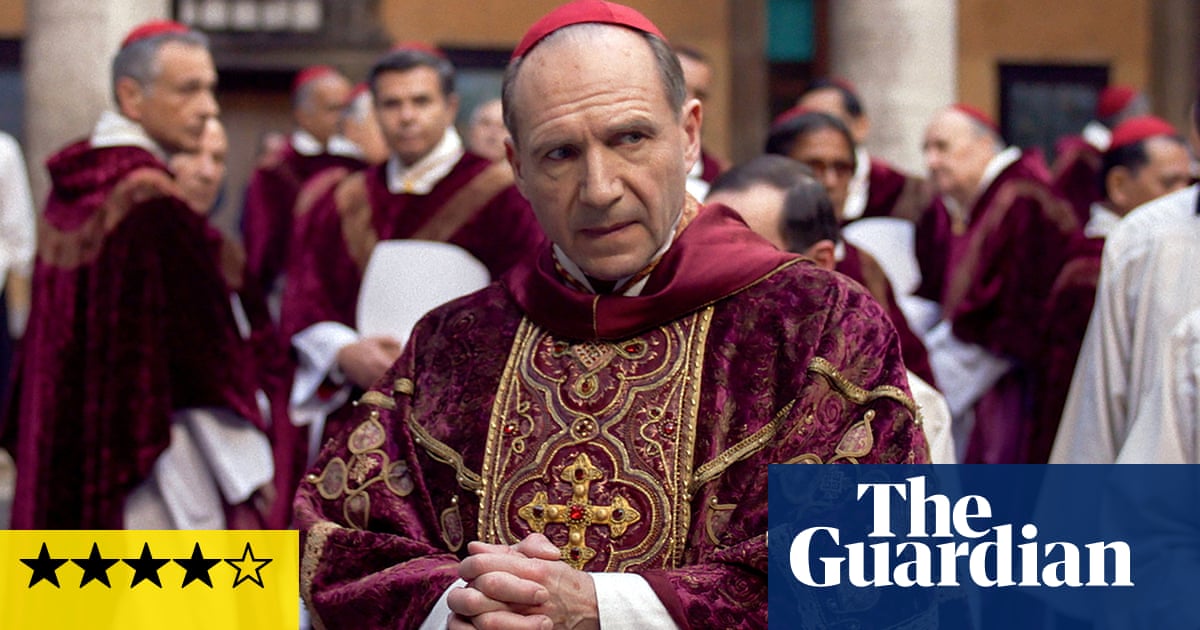 <br />
<br />
<h1>Conclave : Ralph Fiennes en tête d'un thriller palpitant sur l'élection papale | Festival du film de Toronto 2024</h1><br />
<br />
<p>Le nouveau film "Conclave" présenté au Festival du film de Toronto 2024 offre une plongée captivante dans l'univers d'une élection papale tendue, avec Ralph Fiennes dans le rôle principal. L'acteur britannique prend les rênes de ce thriller haletant qui promet des rebondissements inattendus et des performances de haut vol.</p><br />
<br />
<h2>Points clés :</h2><br />
<ul><br /> <li>Présentation du film "Conclave" au Festival du film de Toronto 2024</li><br /> <li>Ralph Fiennes dans le rôle principal d'un thriller sur l'élection papale</li><br /> <li>Une intrigue tendue et des rebondissements inattendus</li><br /> <li>Des performances de haut vol à ne pas manquer</li><br />
</ul><br />
<br /> - 1