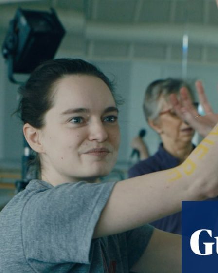 <br />
<br />
<h1>Le pouvoir brut de la danse : une révélation par Emma Portner</h1><br />
<br />
<p>La danse est un art qui transcende les frontières de l'expression humaine. Pour Emma Portner, danseuse et chorégraphe renommée, chaque mouvement est une exploration de la beauté brute et éphémère. Dans une interview exclusive, elle partage son point de vue sur la puissance de la danse et son impact sur le public.</p><br />
<br />
<h2>Points clés :</h2><br />
<ol><br /> <li>La danse comme forme d'expression artistique universelle</li><br /> <li>La vision d'Emma Portner sur la beauté et l'intensité de la danse</li><br /> <li>L'impact émotionnel et visuel de la danse sur le public</li><br /> <li>La nature éphémère de la danse et sa capacité à captiver l'audience</li><br />
</ol><br />
<br /> - 1