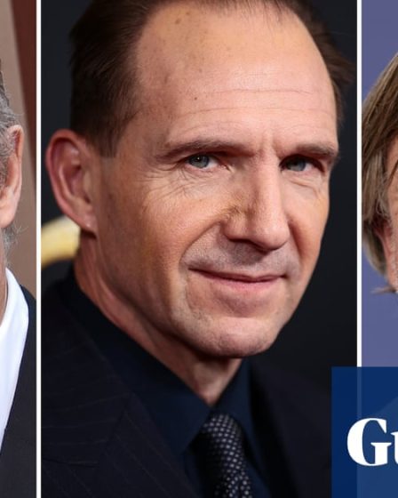 <h1>Les Anglais débarquent, encore une fois! Ralph Fiennes, Daniel Craig et Hugh Grant prêts pour un affrontement aux Oscars</h1><br />
<br />
<p>La cérémonie des Oscars approche à grands pas et cette année, les acteurs britanniques sont prêts à en découdre. Ralph Fiennes, Daniel Craig et Hugh Grant sont tous nominés dans des catégories prestigieuses et la compétition s'annonce féroce. Les fans du cinéma britannique attendent avec impatience de voir qui remportera les précieux trophées lors de la soirée tant attendue.</p><br />
<br />
<ul><br />
<li>Les acteurs britanniques Ralph Fiennes, Daniel Craig et Hugh Grant sont nominés aux Oscars</li><br />
<li>La compétition s'annonce féroce entre les trois acteurs</li><br />
<li>Les fans du cinéma britannique attendent avec impatience la cérémonie des Oscars</li><br />
</ul> - 43