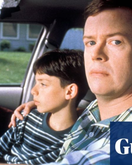 <br />
<br />
<h1>Todd Solondz parle de son film choquant "Happiness" : un scandale cinématographique</h1><br />
<p>Le réalisateur Todd Solondz revient sur son film controversé "Happiness" et explique pourquoi il ne pourrait pas être réalisé de nos jours. Avec des thèmes tabous et une intrigue dérangeante, le film a suscité de vives réactions lors de sa sortie.</p><br />
<br />
<h2>Points clés :</h2><br />
<ul><br /> <li>Todd Solondz parle de son film "Happiness"</li><br /> <li>Le film aborde des thèmes tabous</li><br /> <li>Le réalisateur explique pourquoi le film serait difficile à réaliser aujourd'hui</li><br /> <li>Le scandale entourant le film lors de sa sortie</li><br />
</ul><br />
<br /> - 4
