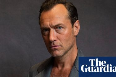 <h2>Jude Law révèle les conséquences physiques de son rôle dans « Henry VIII »</h2><br />
<br />
<p>L'acteur britannique Jude Law a récemment fait part des problèmes de dos qu'il a rencontrés après avoir interprété le rôle de Henry VIII. Malgré cela, il reste déterminé à trouver une solution pour soulager ses douleurs.</p><br />
<br />
<ul><br />
<li>Problèmes de dos de Jude Law après avoir joué dans « Henry VIII »</li><br />
<li>L'acteur cherche toujours une solution pour soulager ses douleurs</li><br />
<li>Impact physique des rôles au cinéma sur les acteurs</li><br />
</ul> - 4