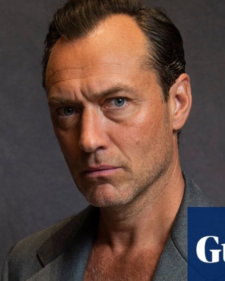 <h2>Jude Law révèle les conséquences physiques de son rôle dans « Henry VIII »</h2><br />
<br />
<p>L'acteur britannique Jude Law a récemment fait part des problèmes de dos qu'il a rencontrés après avoir interprété le rôle de Henry VIII. Malgré cela, il reste déterminé à trouver une solution pour soulager ses douleurs.</p><br />
<br />
<ul><br />
<li>Problèmes de dos de Jude Law après avoir joué dans « Henry VIII »</li><br />
<li>L'acteur cherche toujours une solution pour soulager ses douleurs</li><br />
<li>Impact physique des rôles au cinéma sur les acteurs</li><br />
</ul> 2 <h2>Jude Law révèle les conséquences physiques de son rôle dans « Henry VIII »</h2><br />
<br />
<p>L'acteur britannique Jude Law a récemment fait part des problèmes de dos qu'il a rencontrés après avoir interprété le rôle de Henry VIII. Malgré cela, il reste déterminé à trouver une solution pour soulager ses douleurs.</p><br />
<br />
<ul><br />
<li>Problèmes de dos de Jude Law après avoir joué dans « Henry VIII »</li><br />
<li>L'acteur cherche toujours une solution pour soulager ses douleurs</li><br />
<li>Impact physique des rôles au cinéma sur les acteurs</li><br />
</ul> - 1