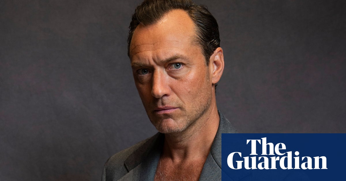 <h2>Jude Law révèle les conséquences physiques de son rôle dans « Henry VIII »</h2><br />
<br />
<p>L'acteur britannique Jude Law a récemment fait part des problèmes de dos qu'il a rencontrés après avoir interprété le rôle de Henry VIII. Malgré cela, il reste déterminé à trouver une solution pour soulager ses douleurs.</p><br />
<br />
<ul><br />
<li>Problèmes de dos de Jude Law après avoir joué dans « Henry VIII »</li><br />
<li>L'acteur cherche toujours une solution pour soulager ses douleurs</li><br />
<li>Impact physique des rôles au cinéma sur les acteurs</li><br />
</ul> 2 <h2>Jude Law révèle les conséquences physiques de son rôle dans « Henry VIII »</h2><br />
<br />
<p>L'acteur britannique Jude Law a récemment fait part des problèmes de dos qu'il a rencontrés après avoir interprété le rôle de Henry VIII. Malgré cela, il reste déterminé à trouver une solution pour soulager ses douleurs.</p><br />
<br />
<ul><br />
<li>Problèmes de dos de Jude Law après avoir joué dans « Henry VIII »</li><br />
<li>L'acteur cherche toujours une solution pour soulager ses douleurs</li><br />
<li>Impact physique des rôles au cinéma sur les acteurs</li><br />
</ul> - 1
