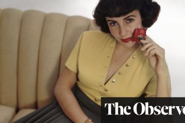 <br />
<br />
<h1>Un documentaire sur la vraie Elizabeth Taylor : un regard nouveau sur l'icône hollywoodienne</h1><br />
<br />
<p>Un nouveau documentaire sur la vie de la légendaire actrice Elizabeth Taylor promet de révéler une facette méconnue de sa personnalité. En se concentrant sur des aspects moins connus de sa vie, le film espère changer les perceptions du public sur cette icône hollywoodienne.</p><br />
<br />
<h2>Points importants :</h2><br />
<ul><br /> <li>Le documentaire met en lumière des aspects méconnus de la vie d'Elizabeth Taylor</li><br /> <li>Il vise à changer les perceptions du public sur l'actrice légendaire</li><br /> <li>Le film offre un regard nouveau sur l'icône hollywoodienne</li><br />
</ul><br />
<br /> - 4