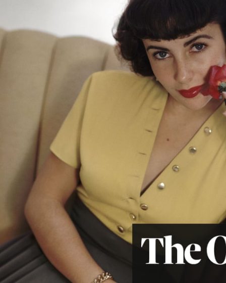 <br />
<br />
<h1>Un documentaire sur la vraie Elizabeth Taylor : un regard nouveau sur l'icône hollywoodienne</h1><br />
<br />
<p>Un nouveau documentaire sur la vie de la légendaire actrice Elizabeth Taylor promet de révéler une facette méconnue de sa personnalité. En se concentrant sur des aspects moins connus de sa vie, le film espère changer les perceptions du public sur cette icône hollywoodienne.</p><br />
<br />
<h2>Points importants :</h2><br />
<ul><br /> <li>Le documentaire met en lumière des aspects méconnus de la vie d'Elizabeth Taylor</li><br /> <li>Il vise à changer les perceptions du public sur l'actrice légendaire</li><br /> <li>Le film offre un regard nouveau sur l'icône hollywoodienne</li><br />
</ul><br />
<br /> - 28