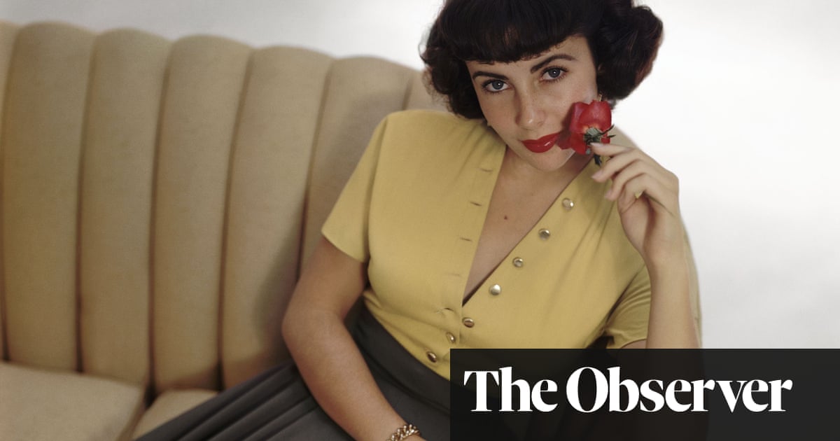<br />
<br />
<h1>Un documentaire sur la vraie Elizabeth Taylor : un regard nouveau sur l'icône hollywoodienne</h1><br />
<br />
<p>Un nouveau documentaire sur la vie de la légendaire actrice Elizabeth Taylor promet de révéler une facette méconnue de sa personnalité. En se concentrant sur des aspects moins connus de sa vie, le film espère changer les perceptions du public sur cette icône hollywoodienne.</p><br />
<br />
<h2>Points importants :</h2><br />
<ul><br /> <li>Le documentaire met en lumière des aspects méconnus de la vie d'Elizabeth Taylor</li><br /> <li>Il vise à changer les perceptions du public sur l'actrice légendaire</li><br /> <li>Le film offre un regard nouveau sur l'icône hollywoodienne</li><br />
</ul><br />
<br /> 2 <br />
<br />
<h1>Un documentaire sur la vraie Elizabeth Taylor : un regard nouveau sur l'icône hollywoodienne</h1><br />
<br />
<p>Un nouveau documentaire sur la vie de la légendaire actrice Elizabeth Taylor promet de révéler une facette méconnue de sa personnalité. En se concentrant sur des aspects moins connus de sa vie, le film espère changer les perceptions du public sur cette icône hollywoodienne.</p><br />
<br />
<h2>Points importants :</h2><br />
<ul><br /> <li>Le documentaire met en lumière des aspects méconnus de la vie d'Elizabeth Taylor</li><br /> <li>Il vise à changer les perceptions du public sur l'actrice légendaire</li><br /> <li>Le film offre un regard nouveau sur l'icône hollywoodienne</li><br />
</ul><br />
<br /> - 1