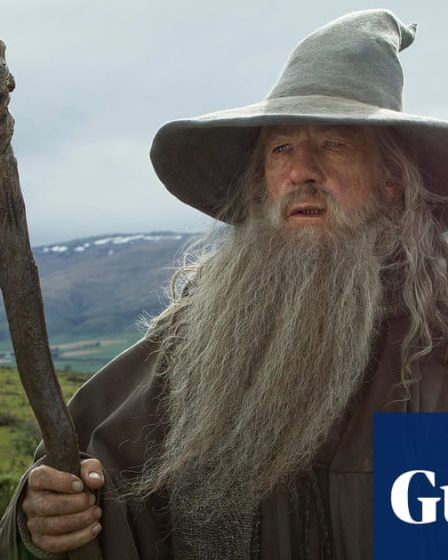 <br />
<br />
<h1>La Chasse de Gollum en deux films ? Une rumeur à confirmer</h1><br />
<br />
<p>Le monde du cinéma est en ébullition alors que des rumeurs circulent sur la possibilité que le film "La Chasse de Gollum" soit divisé en deux parties. Cette information doit encore être confirmée par les producteurs, mais elle suscite déjà l'excitation parmi les fans de la saga du Seigneur des Anneaux.</p><br />
<br />
<h2>Points Importants:</h2><br />
<ul><br />
<li>Rumeurs de diviser "La Chasse de Gollum" en deux films</li><br />
<li>Attente de confirmation par les producteurs</li><br />
<li>Excitation parmi les fans de la saga du Seigneur des Anneaux</li><br />
</ul><br />
<br /> - 49