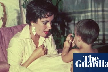 <br />
<br />
<h1>La vie cachée d'Elizabeth Taylor - selon son fils</h1><br />
<br />
<p>Elizabeth Taylor était une icône hollywoodienne, mais derrière les projecteurs, elle menait une vie secrète que peu de gens connaissaient. Son fils révèle maintenant des détails sur sa relation avec Richard Burton et comment son amour pour lui n'a jamais disparu.</p><br />
<br />
<h2>Points importants:</h2><br />
<ol><br />
<li>Elizabeth Taylor était une icône hollywoodienne.</li><br />
<li>Son fils révèle des détails sur sa relation avec Richard Burton.</li><br />
<li>Son amour pour Burton n'a jamais disparu.</li><br />
</ol><br />
<br /> - 2