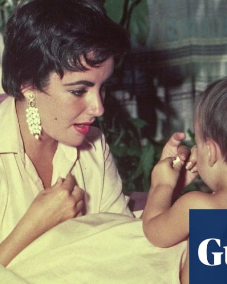 <br />
<br />
<h1>La vie cachée d'Elizabeth Taylor - selon son fils</h1><br />
<br />
<p>Elizabeth Taylor était une icône hollywoodienne, mais derrière les projecteurs, elle menait une vie secrète que peu de gens connaissaient. Son fils révèle maintenant des détails sur sa relation avec Richard Burton et comment son amour pour lui n'a jamais disparu.</p><br />
<br />
<h2>Points importants:</h2><br />
<ol><br />
<li>Elizabeth Taylor était une icône hollywoodienne.</li><br />
<li>Son fils révèle des détails sur sa relation avec Richard Burton.</li><br />
<li>Son amour pour Burton n'a jamais disparu.</li><br />
</ol><br />
<br /> - 25