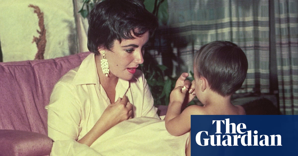 <br />
<br />
<h1>La vie cachée d'Elizabeth Taylor - selon son fils</h1><br />
<br />
<p>Elizabeth Taylor était une icône hollywoodienne, mais derrière les projecteurs, elle menait une vie secrète que peu de gens connaissaient. Son fils révèle maintenant des détails sur sa relation avec Richard Burton et comment son amour pour lui n'a jamais disparu.</p><br />
<br />
<h2>Points importants:</h2><br />
<ol><br />
<li>Elizabeth Taylor était une icône hollywoodienne.</li><br />
<li>Son fils révèle des détails sur sa relation avec Richard Burton.</li><br />
<li>Son amour pour Burton n'a jamais disparu.</li><br />
</ol><br />
<br /> 2 <br />
<br />
<h1>La vie cachée d'Elizabeth Taylor - selon son fils</h1><br />
<br />
<p>Elizabeth Taylor était une icône hollywoodienne, mais derrière les projecteurs, elle menait une vie secrète que peu de gens connaissaient. Son fils révèle maintenant des détails sur sa relation avec Richard Burton et comment son amour pour lui n'a jamais disparu.</p><br />
<br />
<h2>Points importants:</h2><br />
<ol><br />
<li>Elizabeth Taylor était une icône hollywoodienne.</li><br />
<li>Son fils révèle des détails sur sa relation avec Richard Burton.</li><br />
<li>Son amour pour Burton n'a jamais disparu.</li><br />
</ol><br />
<br /> - 1