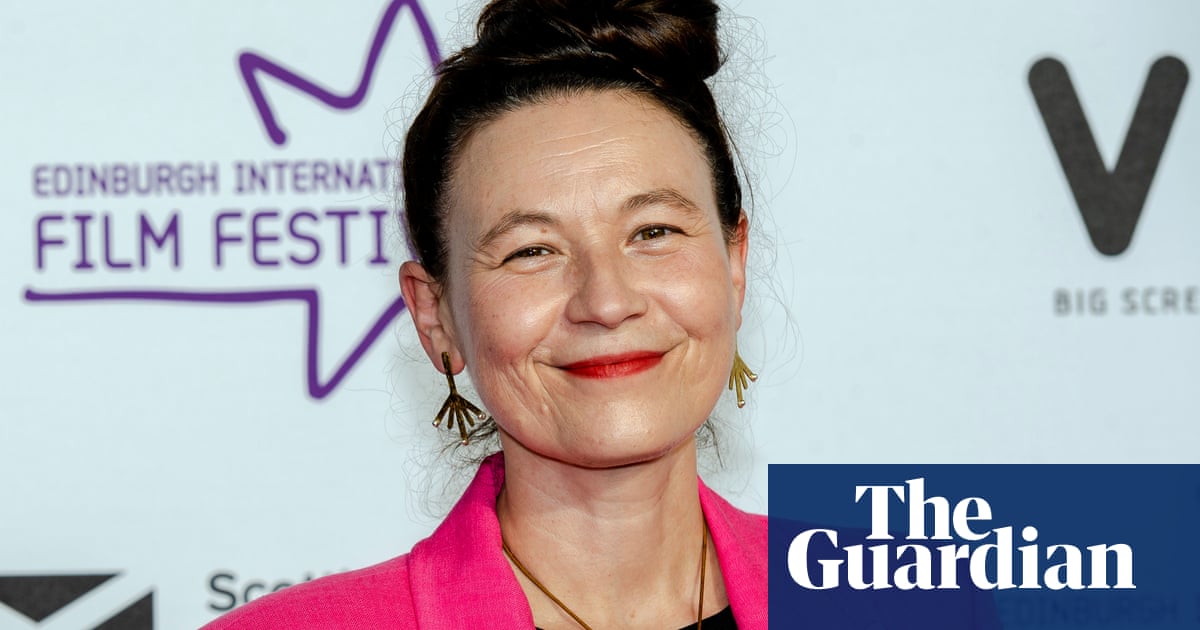 <h1>Le manque de parité hommes-femmes dans l'industrie du cinéma selon la directrice du festival de Londres</h1><br />
<br />
L'industrie du cinéma est largement dominée par les hommes, selon la directrice du festival de Londres. Malgré les progrès réalisés ces dernières années, la parité hommes-femmes est encore loin d'être atteinte. <br />
<br />
Points importants de l'article:<br />
- La directrice du festival de Londres dénonce le manque de parité dans l'industrie du cinéma<br />
- Malgré des progrès récents, les femmes restent largement sous-représentées<br />
- Un appel est lancé pour encourager l'égalité des genres dans le monde du cinéma - 1
