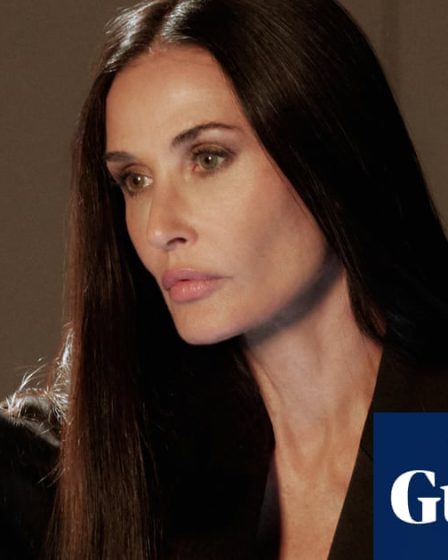 <br />
<br />
<h1>Interview exclusive avec Demi Moore : son rapport à l'image corporelle, sa réinvention et son rôle le plus choquant à ce jour</h1><br />
<br />
<p>L'actrice Demi Moore s'est récemment confiée sur sa relation avec son image corporelle, sa volonté de se réinventer et son rôle le plus surprenant à ce jour.</p><br />
<br />
<h2>Points importants de l'interview :</h2><br />
<ul><br /> <li>La lutte de Demi Moore avec son image corporelle</li><br /> <li>Son désir de se réinventer professionnellement</li><br /> <li>Le rôle choquant qu'elle incarne actuellement</li><br />
</ul><br />
<br /> - 37