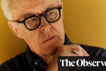 <br />
<br />
<h2>Interview exclusive: John Lithgow se confie sur son incroyable rôle dans l'adaptation théâtrale de Roald Dahl</h2><br />
<br />
<p>Dans une récente interview, l'acteur John Lithgow livre ses impressions sur le défi de jouer des rôles excentriques sur scène, notamment dans l'adaptation théâtrale des œuvres de Roald Dahl. Voici les points clés de cette discussion :</p><br />
<br />
<ul><br /> <li>John Lithgow parle de son expérience en tant qu'acteur</li><br /> <li>Il explique comment il aborde les personnages de Roald Dahl</li><br /> <li>Son point de vue sur l'adaptation théâtrale de ces histoires populaires</li><br /> <li>Les défis qu'il a rencontrés lors de la préparation de ce rôle</li><br /> <li>Ses impressions sur l'accueil du public et la réception de la pièce</li><br />
</ul><br />
<br /> - 2