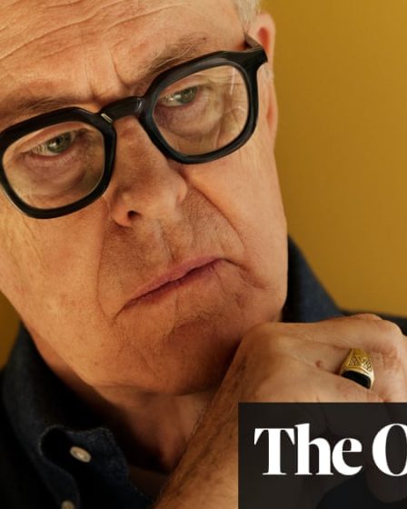 <br />
<br />
<h2>Interview exclusive: John Lithgow se confie sur son incroyable rôle dans l'adaptation théâtrale de Roald Dahl</h2><br />
<br />
<p>Dans une récente interview, l'acteur John Lithgow livre ses impressions sur le défi de jouer des rôles excentriques sur scène, notamment dans l'adaptation théâtrale des œuvres de Roald Dahl. Voici les points clés de cette discussion :</p><br />
<br />
<ul><br /> <li>John Lithgow parle de son expérience en tant qu'acteur</li><br /> <li>Il explique comment il aborde les personnages de Roald Dahl</li><br /> <li>Son point de vue sur l'adaptation théâtrale de ces histoires populaires</li><br /> <li>Les défis qu'il a rencontrés lors de la préparation de ce rôle</li><br /> <li>Ses impressions sur l'accueil du public et la réception de la pièce</li><br />
</ul><br />
<br /> - 34