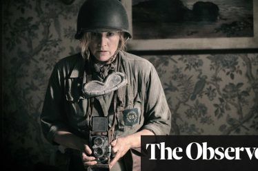 <h2>Une exigence de Kate Winslet pour son film sur Lee Miller : une réalisatrice féminine</h2><br />
<br />
<p>La célèbre actrice Kate Winslet a récemment insisté pour que le film qu'elle prépare sur la vie de Lee Miller, photographe et modèle iconique, soit dirigé par une réalisatrice. Cette décision souligne l'importance de mettre en avant les femmes dans l'industrie cinématographique et de donner une voix féminine à ce projet biographique.</p><br />
<br />
<ul><br /> <li>Kate Winslet</li><br /> <li>Film sur Lee Miller</li><br /> <li>Réalisatrice féminine</li><br /> <li>Importance de la représentation féminine au cinéma</li><br />
</ul> - 2