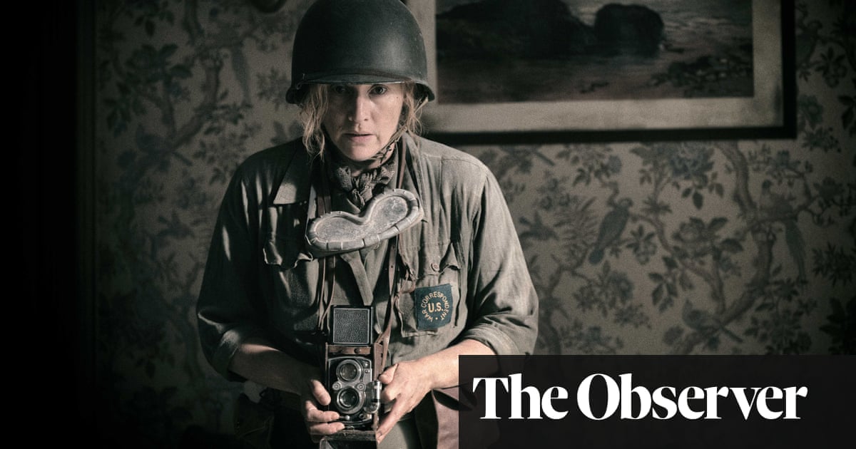 <h2>Une exigence de Kate Winslet pour son film sur Lee Miller : une réalisatrice féminine</h2><br />
<br />
<p>La célèbre actrice Kate Winslet a récemment insisté pour que le film qu'elle prépare sur la vie de Lee Miller, photographe et modèle iconique, soit dirigé par une réalisatrice. Cette décision souligne l'importance de mettre en avant les femmes dans l'industrie cinématographique et de donner une voix féminine à ce projet biographique.</p><br />
<br />
<ul><br /> <li>Kate Winslet</li><br /> <li>Film sur Lee Miller</li><br /> <li>Réalisatrice féminine</li><br /> <li>Importance de la représentation féminine au cinéma</li><br />
</ul> - 1