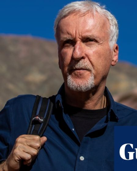 <br />
<br />
<h1>James Cameron répond aux critiques sur ses dialogues: «Montrez-moi vos films les plus rentables» | Cinéma</h1><br />
<br />
<p>Le célèbre réalisateur James Cameron a récemment répondu aux critiques concernant la qualité de ses dialogues dans ses films. Lors d'une interview, il a déclaré aux détracteurs: «Montrez-moi vos films les plus rentables». Cette réponse cinglante fait suite aux nombreuses critiques reçues par Cameron pour ses dialogues parfois jugés faibles.</p><br />
<br />
<h2>Points importants:</h2><br />
<ul><br /> <li>James Cameron répond aux critiques sur la qualité de ses dialogues</li><br /> <li>Il demande aux détracteurs de lui montrer leurs films les plus rentables</li><br /> <li>Les dialogues de Cameron ont souvent été critiqués pour leur faiblesse</li><br />
</ul><br />
<br /> - 43