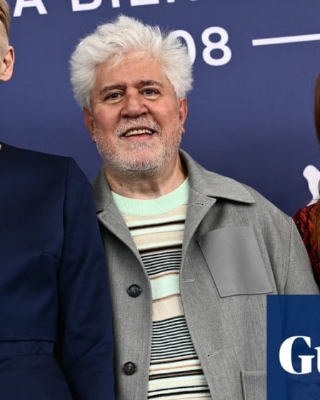 <br />
<br />
<h1>Interview: Pedro Almodóvar appelle à la légalisation de l'euthanasie dans le monde entier</h1><br />
<br />
<p>Le célèbre réalisateur espagnol, Pedro Almodóvar, s'est récemment exprimé sur la question de l'euthanasie lors d'une interview exclusive. Selon lui, il est essentiel que chaque individu ait le droit de choisir sa propre fin de vie, et que cette option devrait être disponible partout dans le monde.</p><br />
<br />
<h2>Points clés de l'interview:</h2><br />
<ul><br /> <li>Pedro Almodóvar soutient la légalisation de l'euthanasie.</li><br /> <li>Il estime que chaque individu devrait avoir le droit de décider de sa propre fin de vie.</li><br /> <li>Le réalisateur souligne l'importance de cette question à l'échelle mondiale.</li><br />
</ul><br />
<br /> 2 <br />
<br />
<h1>Interview: Pedro Almodóvar appelle à la légalisation de l'euthanasie dans le monde entier</h1><br />
<br />
<p>Le célèbre réalisateur espagnol, Pedro Almodóvar, s'est récemment exprimé sur la question de l'euthanasie lors d'une interview exclusive. Selon lui, il est essentiel que chaque individu ait le droit de choisir sa propre fin de vie, et que cette option devrait être disponible partout dans le monde.</p><br />
<br />
<h2>Points clés de l'interview:</h2><br />
<ul><br /> <li>Pedro Almodóvar soutient la légalisation de l'euthanasie.</li><br /> <li>Il estime que chaque individu devrait avoir le droit de décider de sa propre fin de vie.</li><br /> <li>Le réalisateur souligne l'importance de cette question à l'échelle mondiale.</li><br />
</ul><br />
<br /> - 1