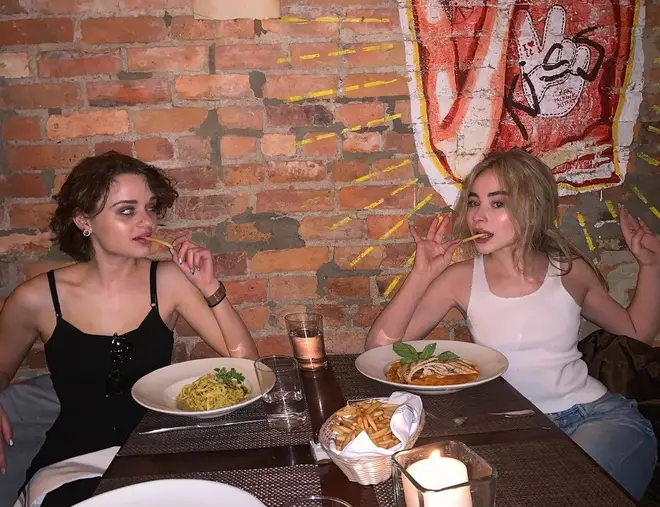 À l’intérieur de l’amitié de Sabrina Carpenter et Joey King 3 Joey King et Sabrina Carpenter sont des BBF.