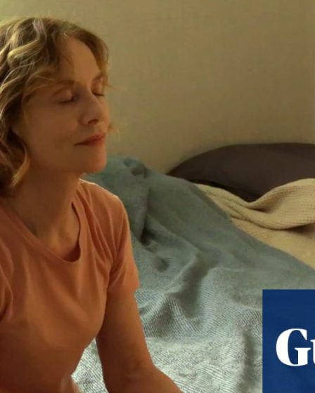 Critique : Isabelle Huppert enchante dans une comédie coréenne élégante | Festival du film de Londres 2024 - 43