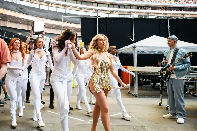 Perrie révèle que son quatrième single inclura « plus d'un » collaborateur 5 Perrie et ses danseurs au Summertime Ball de Capital