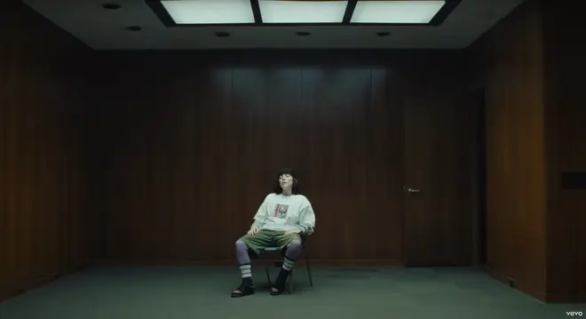 Billie Eilish répond au contrecoup de la vidéo "Birds Of A Feather" sur "Hit Me Hard And... 4 Billie Eilish dans son clip Birds Of A Feather