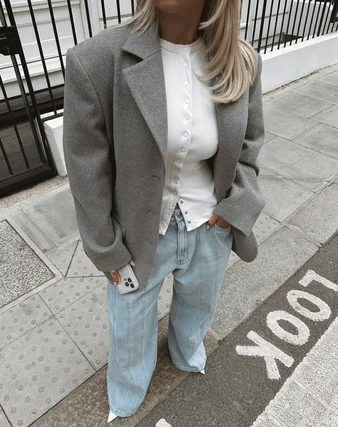 Les prix Maebe de Molly-Mae divisent les fans alors qu'elle lance officiellement un magasin de vêtements 4 Jean boyfriend avec coutures 'Maebe' au prix de 90 £