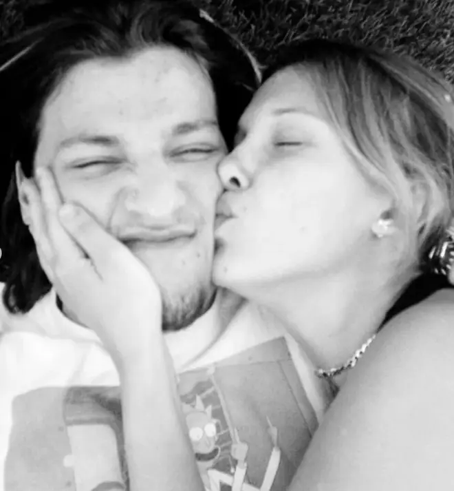 Chronologie complète de Millie Bobby Brown et Jake Bongiovi, y compris leur récent mariage 10 Millie Bobby Brown a partagé un selfie inédit avec Jake Bongiovi