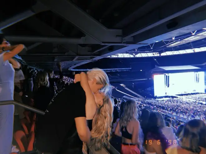 Chronologie complète de Millie Bobby Brown et Jake Bongiovi, y compris leur récent mariage 7 Millie Bobby Brown et Jake Bongiovi au spectacle Love On Tour de Harry Styles