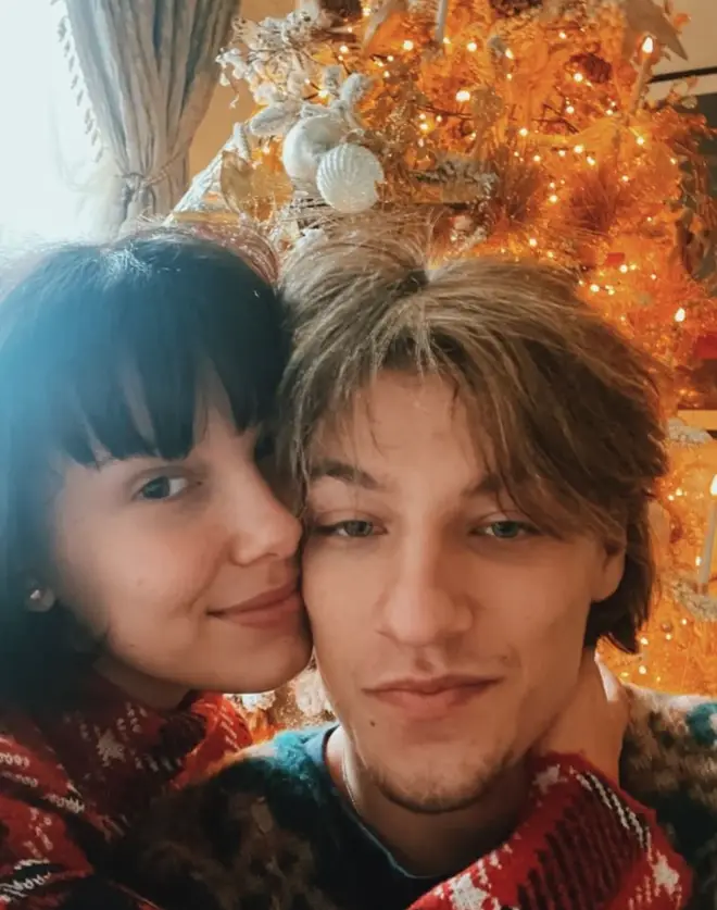 Chronologie complète de Millie Bobby Brown et Jake Bongiovi, y compris leur récent mariage 13 Millie Bobby Brown et Jake Bongiovi ont passé Noël 2021 ensemble
