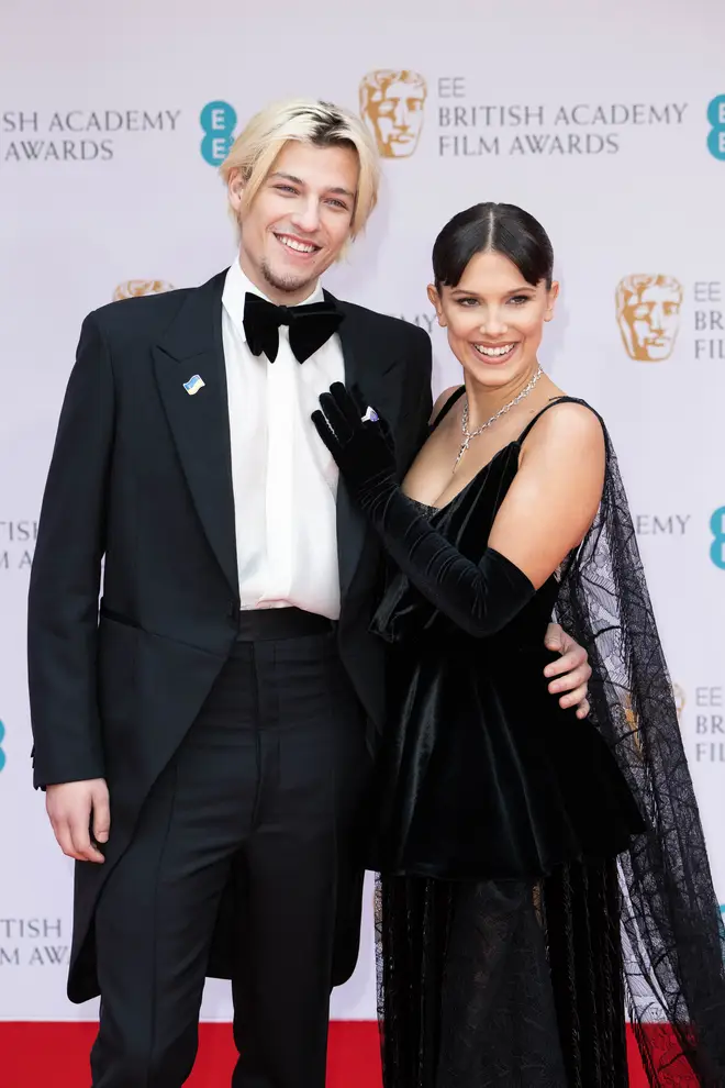 Chronologie complète de Millie Bobby Brown et Jake Bongiovi, y compris leur récent mariage 11 Jake Bongiovi et Millie Bobby Brown ont fait leurs débuts sur le tapis rouge des BAFTA.