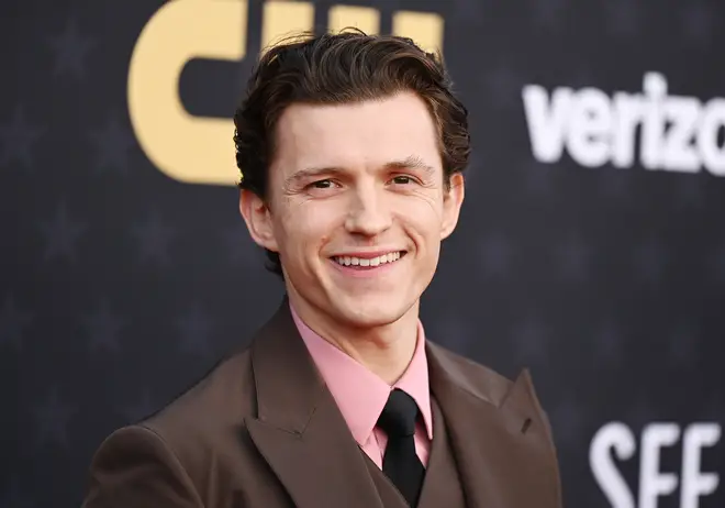 Tom Holland lance sa propre bière sans alcool après son voyage vers la sobriété