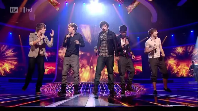 En souvenir de Liam Payne : les moments forts de sa vie et de sa carrière en photos 7 Les One Direction interprètent