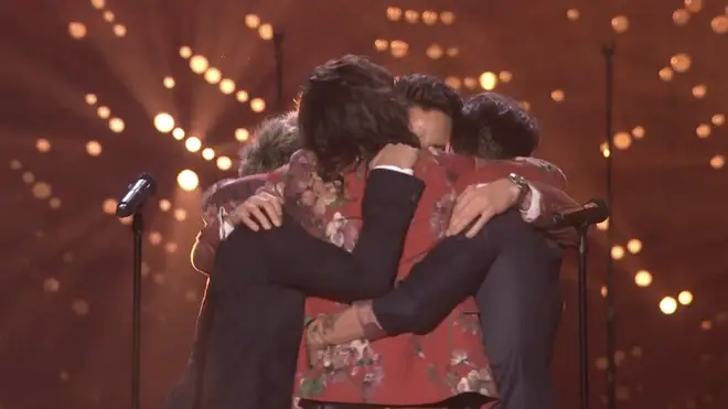 En souvenir de Liam Payne : les moments forts de sa vie et de sa carrière en photos 14 Liam rejoint Harry, Niall et Louis pour leur dernière prestation en tant que One Direction en 2015