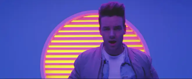 En souvenir de Liam Payne : les moments forts de sa vie et de sa carrière en photos 15 Liam sort son premier single solo « Strip That Down » en 2016