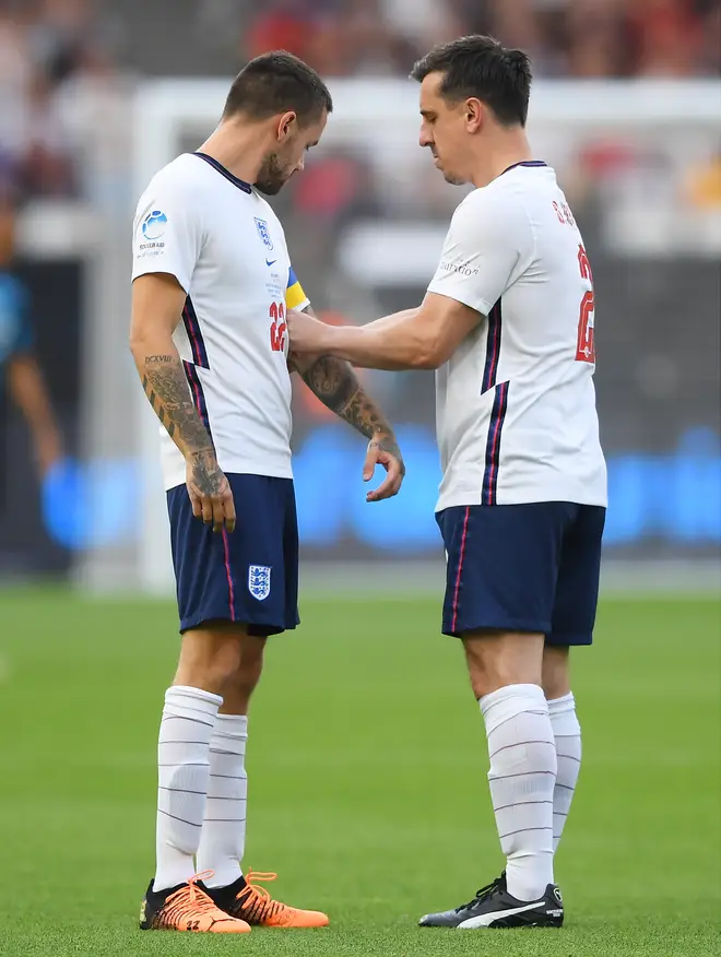 En souvenir de Liam Payne : les moments forts de sa vie et de sa carrière en photos 19 Gary Neville passe le brassard de capitaine anglais à Liam Payne