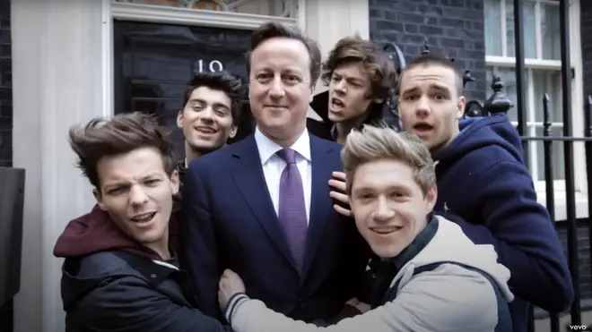 En souvenir de Liam Payne : les moments forts de sa vie et de sa carrière en photos 10 Liam, Louis, Niall, Harry et Zayn sortent leur single Comic Relief