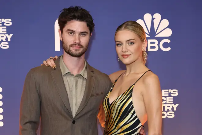 Outer Banks' Chase Stokes explique pourquoi sa petite amie Kelsea Ballerini ne regarde pas... 4 Chase Stokes et Kelsea Ballerini se fréquentent depuis début 2023