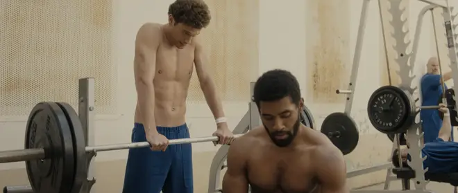 L'acteur d'Erik Menendez, Cooper Koch, n'a pas utilisé de prothèse dans la scène de la douche nue des Monstres 6 Erik Menendez avait-il un petit ami en prison ?