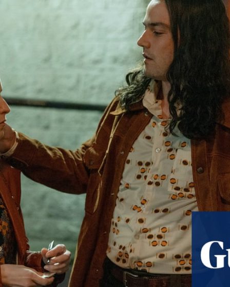 <br />
<br />
<h1>Le sinistre récit derrière le film Femme de l'Heure</h1><br />
<br />
<p>Le nouveau film à succès, Femme de l'Heure, raconte l'histoire troublante d'un homme qui est né avec une moitié d'âme. Le réalisateur plonge les spectateurs dans un récit captivant qui explore les thèmes de la dualité de l'âme et de la nature humaine.</p><br />
<br />
<h2>Points importants:</h2><br />
<ul><br /> <li>Le film met en avant un personnage principal qui est né avec une moitié d'âme, ce qui le rend unique et mystérieux.</li><br /> <li>Le réalisateur utilise des éléments visuels et sonores pour immerger le public dans l'histoire et créer une atmosphère sombre et inquiétante.</li><br /> <li>La performance de l'actrice principale apporte une profondeur émotionnelle au personnage central et captive l'attention du public tout au long du film.</li><br />
</ul><br />
<br /> - 34