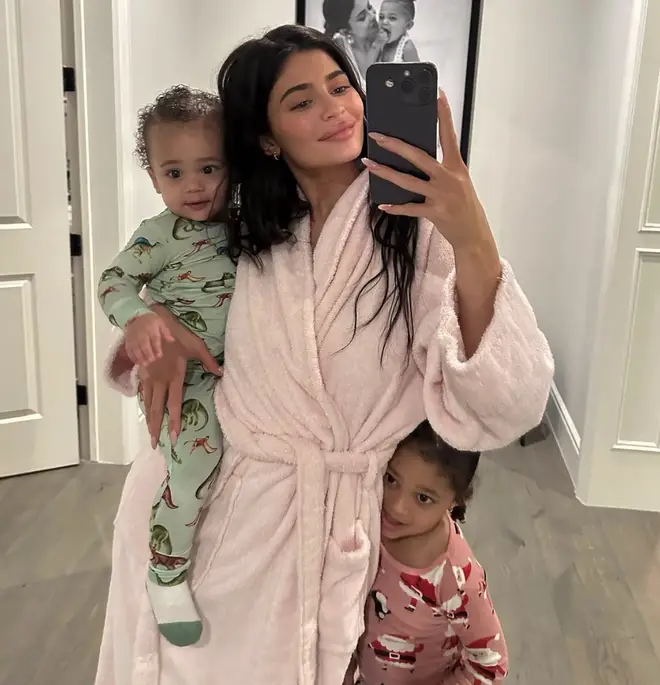 Kylie Jenner révèle une règle parentale controversée pour les enfants Stormi et Aire 4 Kylie Jenner avec sa fille et son fils